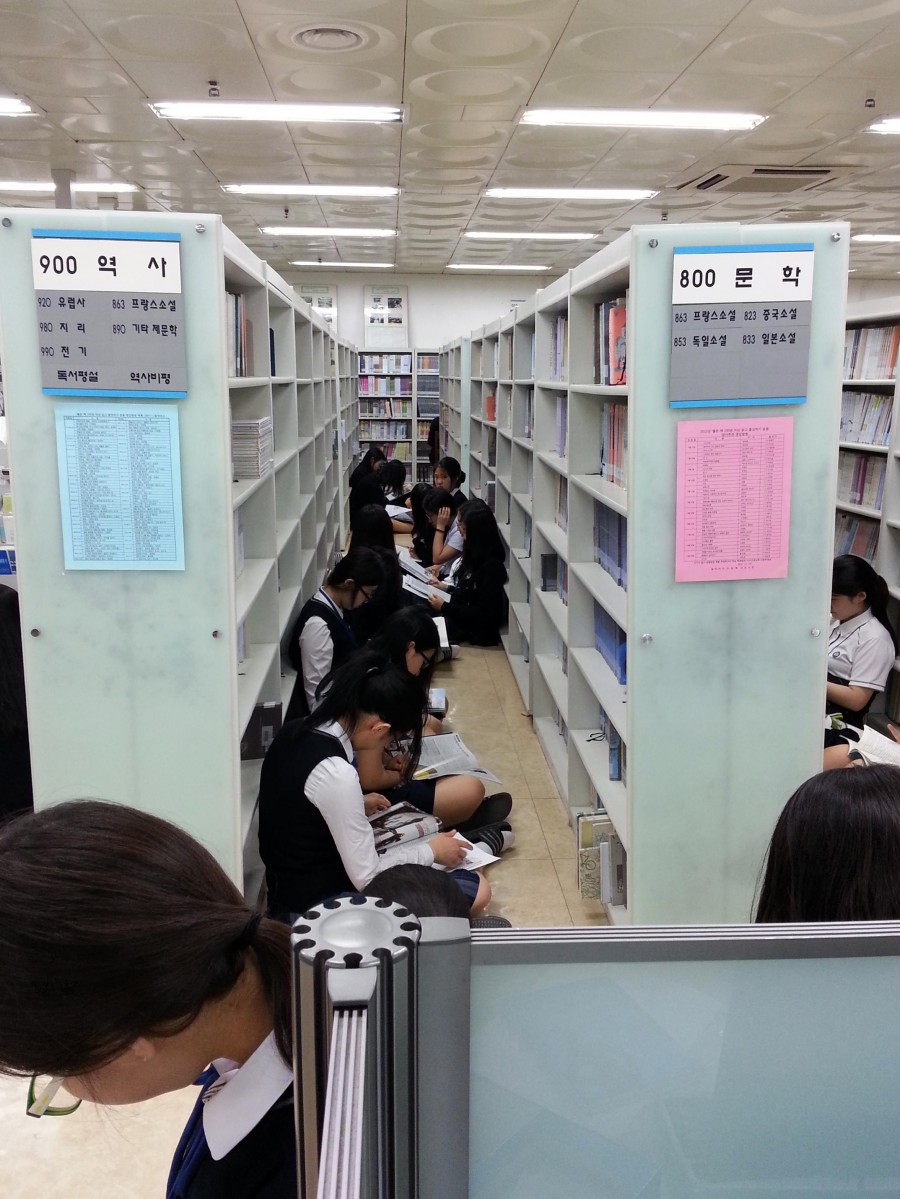사진9 도서관 바닥에서 ‘123 독서운동’을 하는 학생들.jpg